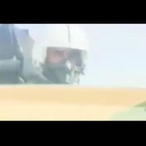 Elham Hamidi Instagram - شهید عباس بابایی پس از ۶۰ مأموریت جنگی موفق در صبح روز پانزدهم مرداد سال شصت و شش شمسی مصادف با روز عید قربان همراه با یکی از خلبانان نیروی هوایی (سرهنگ علی محمد نادری) به شهادت رسید🌹 یادش گرامی .
.
.
#شوق_پرواز #شهید #عباس_بابایی #الهام_حمیدی #شهاب_حسینی