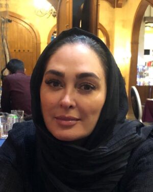 Elham Hamidi Instagram - همراهان عزیزم سلام
امروز میخوام باهاتون حرف بزنم و امیدوارم تا انتهای متن بخونین و برام نظرتون و بنویسید.
من هم مثل همه شما عزیزان ، روزانه دقایقی را در اینستاگرام میگذرانم و موردی که این روزها توجه من را به خود جلب کرده است حجم زیادی از کامنت های توهین امیز در تمامی پست های اینستاگرام است و فرقی نمیکند که این پست مربوط به یک مادر و کودک یا یک هنرمند است،بیاین قبول کنیم طلبکار بودن و قضاوت در مورد دیگران اسمش انتقاد نیست، اسمش توهینه...
نیازی نیست ما درباره هرچیزی که میبینیم بدون شناخت شخصیت و تفکر یه انسان که باعث گذاشتن یک پست 
میشه نظری توهین امیز به اسم انتقاد درج کنیم.
هیچکس حق نداره زیر پست یک آقا یا یک خانوم نظری در ارتباط با چاق و لاغر شدن ، قیافه و نداشتن مو ، مدل مو و غیره بده
ما باید این کارو از خودمون شروع کنیم
و از گذاشتن چنین کامنت هایی خودداری کنیم و در کنار اون اگر کامنت توهین امیز ، فحاشی و ... دیدم کامنت و ریپورت کنیم
من از همه دوستان میخوام که در این کمپین با هشتگ #توهین_بی_توهین شرکت کنند و از اقای تشکر میخوام که اموزش ریپورت کامنت و به صورت ویدیو در پیجشون بگذارند تا همه با کمک هم فضای مجازی و پر از ارامش کنیم
@amiretashakor