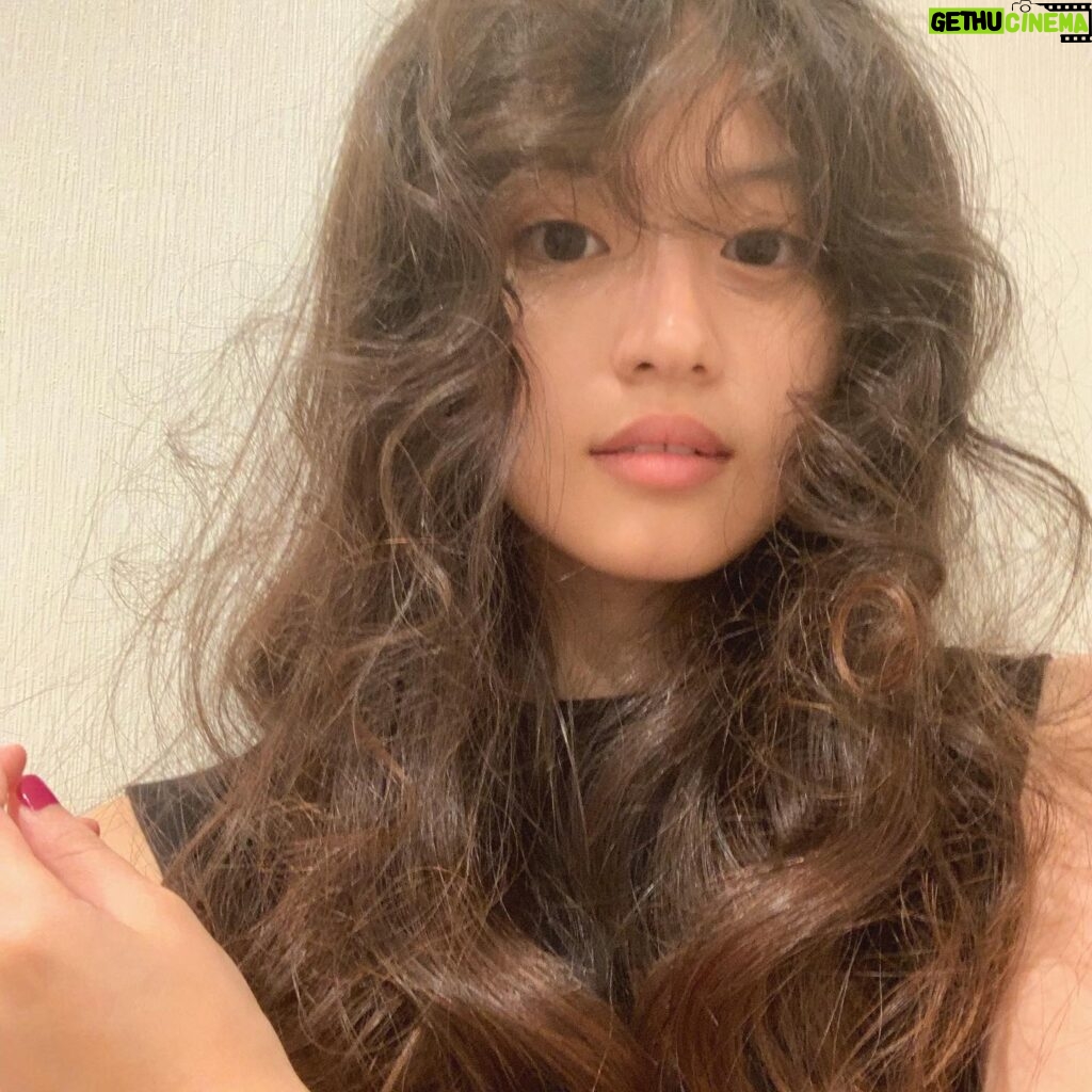 Mio Imada Instagram - セミオトコの美奈子の髪型を
ほどいたらくるくるくるくる🤯
今日は5話です。
美奈子の秘密も。
ぜひに☺︎
@semiotoko_tvasahi