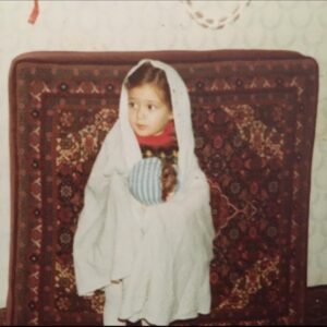 Elham Hamidi Instagram - داشتم آلبوم عکس های قدیمیم رو میدیدم، رسیدم به این عکس 😍 یادش بخیر این تصویر برمیگرده به دورانی که مهم ترین دغدغه ی فکریم این بود که صبح زود تر بیدار شم تا وقت بیشتری برای خاله بازی داشته باشم😂🙈
.
.
.
#الهام_حمیدی  #کودکی #نوستالژی