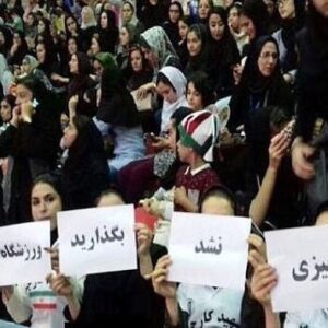 Niki Karimi Instagram - 🦋
می روم خسته و افسرده و زار
سوی منزلگه ویرانه خویش
به خدا می برم از شهر شما 
دل شوریده و دیوانه خویش
فروغ فرخزاد