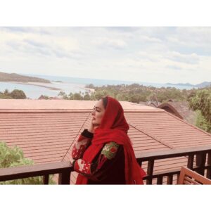 Elham Hamidi Instagram - 🦋
مردم به همان صورت، شما را میبینند که شما خود را میبینید.

در واقع زندگی یه پژواک هست

اگر شما باور داشته باشید که قدرتمند، بااستعداد و مستعد هستید، دیگران هم شما را به همان صورت می بینند. این انرژیه که از طرف شما به دیگران منتقل میشه. اما اگر در عوض خوتون رو بی استعداد و بی ارزش بدونید، مردم هم شما رو به همین شیوه میبینند.

تمرکزتون رو از روی نقص هاتون بردارید. خودتون رو با دیگران و با کسانی که فکر میکنید از شما بهتر هستند، مقایسه نکنید.

به خودتون عشق بورزید. اگر شما از خودتون این انرژی مثبت رو ساطع کنید، میبینید که نظر دیگران هم در رابطه با شما تغییر میکنه و روابط بسیار سالمتر و بهتری رو میتونید با دیگران داشته باشید 🌺
.
.
#elhamhamidi #الهام_حمیدی