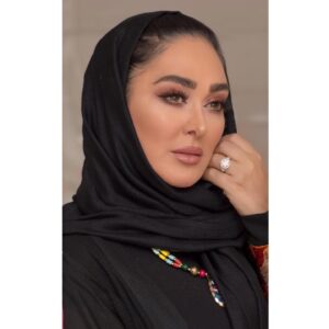 Elham Hamidi Instagram - اکنون وقت خداحافظی رسیده است، خداحافظی با برگ های سبزی که یادگار تابستان اند

و باید سلام کرد !
سلام به زردها
سلام به نارنجی ها
سلام به درختان پربرگی که وقت خزانشان رسیده و سر به هوا رنگ عوض کرده اند
سلام به کاج همیشه سبز که خیال ندارد کت سبزش را حتی در پاییز دربیاورد و با ابهت به میزبانی این فصل میرود

اما درختان در ”پاییز”
زمین را با برگ هایشان پوشانده اند و هنگام قدم زدن صدای خش خش این برگ ها حس آرامش به آدمی می دهد

و این فصل را با این همه زیبایی باید قدر دانست 🍂🍁
.
.
#الهام_حمیدی #elhamhamidi #پاییز #فصل_پاییز