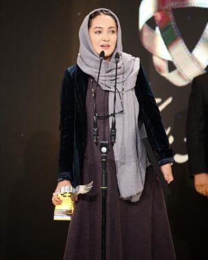 Niki Karimi Instagram - چند روزي خيلي درگير كار هاي فيلم  بودم ، اين عكس از مراسم چند روز پيشه ، ايين سپاس تهيه كنندگان سينماي ايران, جايزه تهيه كننده  فعال در حوزه زنان
تشكر و خسته نباشيد به همه و ممنونم به خاطر اين جايزه 🌹🙏
#femalefilmmakerfriday