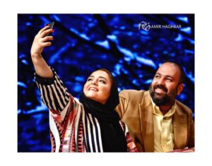 Narges Mohammadi Instagram - خیال روی تو در هر طریق همره ماست
	نسیم موی تو پیوند جان آگه ماست
به رغم مدعیانی که منع عشق کنند	
جمال چهره تو حجت موجه ماست
ببین که سیب زنخدان تو چه می‌گوید	
هزار یوسف مصری فتاده در چه ماست
اگر به زلف دراز تو دست ما نرسد	
گناه بخت پریشان و دست کوته ماست
به حاجب در خلوت سرای خاص بگو
	فلان ز گوشه نشینان خاک درگه ماست
به صورت از نظر ما اگر چه محجوب است
	همیشه در نظر خاطر مرفه ماست
اگر به سالی حافظ دری زند بگشای	
که سال‌هاست که مشتاق روی چون مه ماست
پ ن:ممنون از سارا و حورا دوستان خوبم 
در برند نيو حجاب