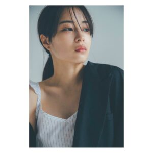 Suzu Hirose Instagram - あのー。気づいたらカレンダーが
発売されていたようで、ありゃりゃ、いろんな方たちにお力をお借りして、えげつない楽しいが、、えっへへーー。よかったら！！ あ、おっはよー🤪
#やり直したごめんなさい