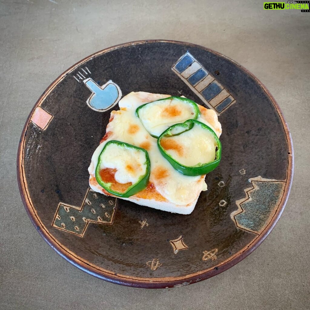 Asami Mizukawa Instagram - 食べることが好き。
食べ物ばっかし🤷🏻‍♀️
米粉パンでピザトースト。
食×器を学びたい。