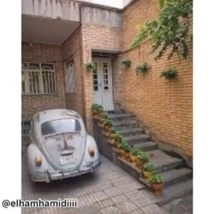 Elham Hamidi Instagram - شما هم مثل من قلقلکتون اومد؟؟
قدیما هم خوب بوداااا ،کلی حس خوب ، کلی آرامش 
با اینکه این روزا عصر دیجیتال خیلی به زندگی هامون کمک کرده و باعث پیشرفتمون شده 
ولی بازم....
هیچی جای کرسی مادر بزرگ رو نمیگیره حتی اگر با یک اشاره کل خونت گرم بشه 
هیچ چینی بلوری و گرون قیمتی نمیتونه جای بشقاب گل قرمزی های مادربزرگ رو بگیره اصلا انگار غذاهامون یه طعم دیگه داشت 
هیچ حسی نمیتونه جای آلبوم ورق زدن و مرور خاطرات بگیره حتی اگر کل گالری عکسات با یک انگشت بالا و پایین بشه ، که تو میتونی با یک دکمه همشو از بین ببری 
میدونی چیه ؟؟
اون قدیما انگار همه چیز یه جور دیگه بود قشنگ ترررر بود
.
آهنگ :امین منصوری
#elhamhamidiiii #الهام_حمیدی