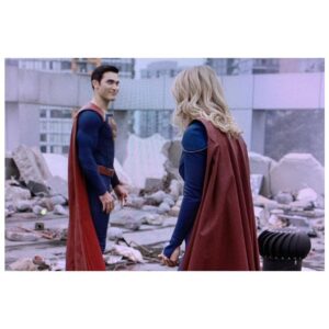 Melissa Benoist Instagram - last two episodes of #crisisoninfiniteearths are tonight! be there or be a kryptonian-square