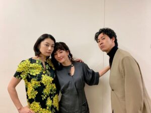 Asami Mizukawa Instagram - 『グッドバイ　嘘からはじまる人生喜劇』公開中です。
恋愛であってもそうでなくても誰かにどうしようもなく惹かれるって理屈じゃない時あるよね🤔
是非劇場で。

写真は3人でお邪魔したホンマでっか⁉︎TVにて。
#グッドバイ