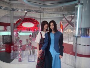 Asami Mizukawa Instagram - おしゃれイズムの際に記念撮影📸
相手より顔を小さくみせようと必死に争っている。女の戦い。

オンエアには無かったけどカンナが出てきた時に実は泣いた😂
嬉し驚き恥ずかしかったです。
カンチありがと🙇🏻‍♀️