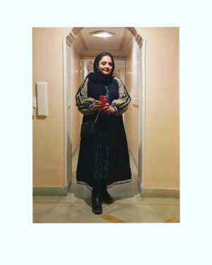 Narges Mohammadi Instagram - از این عکس های ایینه ای دم در اسانسور
#در_خانه_بمانیم