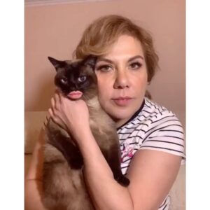 Marina Fedunkiv Instagram - Отбираем хлеб ,то есть КОРМ у Куклачева 😂
Отмечай подругу с которой бы сейчас спела в караоке 🎤 👇
#маринафедункив #федункив #карантин #юмор #прикол #смешноевидео #ржака #comedy #караоке #кот #федункинмаклауд #пожилойблоггер