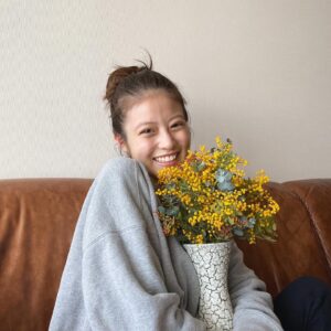 Mio Imada Instagram - 🌼
みんなどんな時間過ごしてますか？？☺︎
前にお友達にもらったミモザ🌼
今日スポーツ報知に先日インタビューしていただいた記事がのってます、ぜひおうちで読んでもらえたらうれしいです🏠
