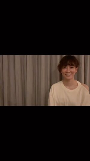 Asami Mizukawa Instagram - こんばんは🌙
二階堂ふみちゃんより絵本を読むバトンを受け取りました。

この絵本のストーリーは作者とわたし以外きっと誰も知りません、なぜなら世界で一冊しかない絵本だからです。
大切な友人がわたしを励ます為に描いてくれた作品でありわたしの宝物です。

読む人の解釈によっていろんな形に変化するこの絵本のパワーをかりて、いま皆さんの心を励まし勇気づけたいと思いこの絵本に決めました。

とても短いお話であっという間に終わってしまいますが、素敵な絵と一緒にご覧ください。

次のバトンは恵梨香に繋ぎます。

おやすみなさい😴

@fumi_nikaido
@toda_erika.official
#チクチクした夜に