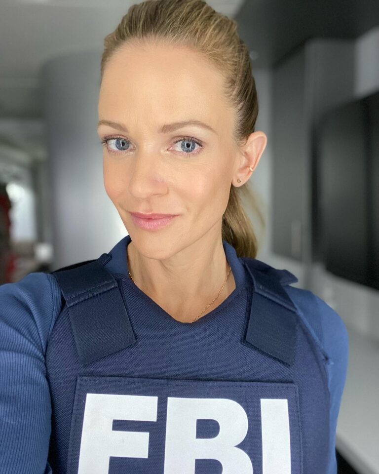 A.J. Cook Instagram - JJ’s baaaaaaaack!!! And it feels so good. Criminal Minds:Evolution set to stream on Paramount ✨ More details to come….. #criminalminds #evolution #tv #firstlook #reunited #paramountplus