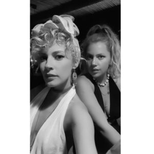 Açelya Topaloğlu Instagram - Çiçeğimm doğmuş bugünn. Adın gibi bi kalbe sahip olduğun için çok şanslıyız. Her hareketiyle kahkahalara boğan güzel dostum, iyi ki doğdun. Çookk seviliyosunnn 😍🩷🌸🙏 @ipekonder ✨