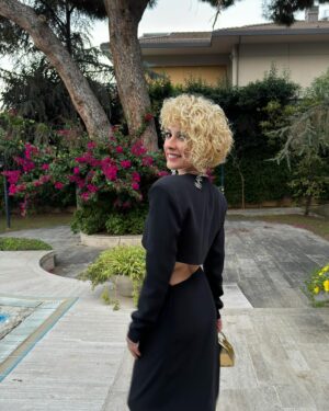 Açelya Topaloğlu Instagram - 🖤 #altınkelebek