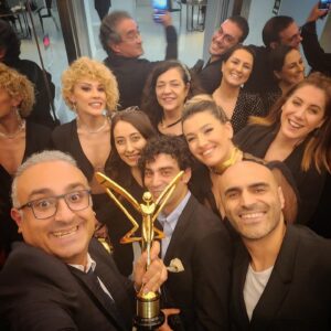 Açelya Topaloğlu Instagram - Altın Kelebek, en iyi komedi dizisi ödülü; Güldür Güldür Show ekibinin. Herkese çok teşekkür ederiz … 🎉🤍