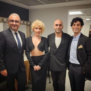 Açelya Topaloğlu Instagram - Altın Kelebek, en iyi komedi dizisi ödülü; Güldür Güldür Show ekibinin. Herkese çok teşekkür ederiz … 🎉🤍