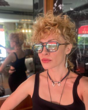 Açelya Topaloğlu Instagram - 🖤