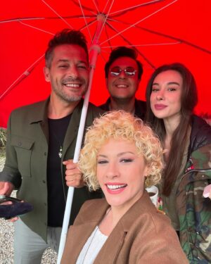 Açelya Topaloğlu Instagram - Yine güzel bi iş bitirdik. Hepinizin ellerine sağlık. 🙏😍 @burak_topaloglu @iremtunceer @anililter @malikejder_212 @suretsiz @hakankursun_ @anil_katmerci @seher_terzi @altan_erkekli 🌸 #HIRÇINKIZ