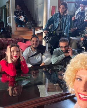 Açelya Topaloğlu Instagram - Yine güzel bi iş bitirdik. Hepinizin ellerine sağlık. 🙏😍 @burak_topaloglu @iremtunceer @anililter @malikejder_212 @suretsiz @hakankursun_ @anil_katmerci @seher_terzi @altan_erkekli 🌸 #HIRÇINKIZ