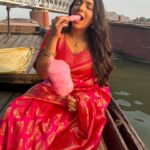 Aanchal Munjal Instagram - Started Day 1 of city promotions for #Mandali on Day 1 of Navratri in Varanasi !!! 😍❤️ #JaiMataDi 🧿🌟