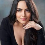 Aanchal Munjal Instagram - Here’s welcoming the month of loveeee .. 👄 #HelloFebruary 🧿🫶🏻🧚🏻‍♀️🥳 For those born on 29th, would be so happy this year 👅 Captured by @nayyarentertainment 🤍 Hair & makeup by @ankitaaa_mua 🤍 Outfit by @apni_dhun_main 🤍 Shot at @studio_imagecompany 🤍