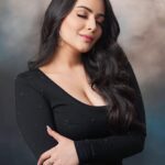 Aanchal Munjal Instagram - Here’s welcoming the month of loveeee .. 👄 #HelloFebruary 🧿🫶🏻🧚🏻‍♀️🥳 For those born on 29th, would be so happy this year 👅 Captured by @nayyarentertainment 🤍 Hair & makeup by @ankitaaa_mua 🤍 Outfit by @apni_dhun_main 🤍 Shot at @studio_imagecompany 🤍