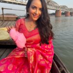 Aanchal Munjal Instagram - Started Day 1 of city promotions for #Mandali on Day 1 of Navratri in Varanasi !!! 😍❤️ #JaiMataDi 🧿🌟