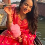 Aanchal Munjal Instagram - Started Day 1 of city promotions for #Mandali on Day 1 of Navratri in Varanasi !!! 😍❤️ #JaiMataDi 🧿🌟