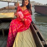 Aanchal Munjal Instagram - Started Day 1 of city promotions for #Mandali on Day 1 of Navratri in Varanasi !!! 😍❤️ #JaiMataDi 🧿🌟