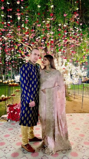 Aashka Goradia Instagram - Feeling Gulabi in a saree after so long! @ibrentgoble with my love ♥️
Found some time to dress up after constant front button outfits at office (ofc - as my son goes with me) - feeding gowns at home - burp cloths - shoulders wet from spit ups 😉 ( I still wouldn’t exchange any of this to anything, still the best days of my life) it was good to dress up! 
#newmom in a #saree 
.
.
.
.
.
.
.
.
.
.
.

.
.
Outfit: @kalighataindia 
Styled By: @saloni142_
Jewels : @sujhal_jewels Styled by @__snehasharma___ 

#sareeforever #sareelove #momlife #newparents #postpartum