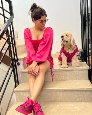 Aastha Gill Instagram - Tippy tippy tap, what colour you want? 
🧡➡️❤️➡️💗➡️💛

#AasthaGill #BellaGill #AGOG #twinningiswinning #twinning #cockerspaniel