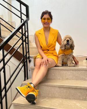 Aastha Gill Instagram - Tippy tippy tap, what colour you want? 
🧡➡️❤️➡️💗➡️💛

#AasthaGill #BellaGill #AGOG #twinningiswinning #twinning #cockerspaniel