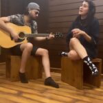 Aastha Gill Instagram – ‘Kuhu kuhu mein chitthiyan padhe mazakiyaan
Inhe kaho ki naa chhupaaye kisne hai likha bataaye
Uski aaj main nazar utaar loon’

One of my favourites from @itsamittrivedi @amitabhbhattacharyaofficial 😍❤️ 

🎸 @chezinofficial