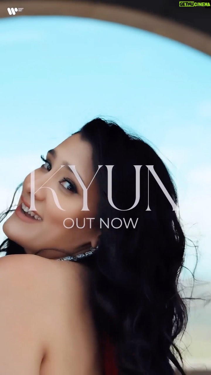 Aastha Gill Instagram - “Chasing the sun and good vibes with ‘Kyun’. My brand new song is OUT NOW ✨ #Kyun #AasthaGill #Music #New #OutNow #Artist