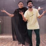 Aastha Gill Instagram – Guess who popped by for a COLLAB class ?! 😬

@aasthagill X @atulbigdance 
Pop Up class on KYU 🎵  at @bigdancecentre 📍 

Judging by the immense love and mad energy in class, it’s safe to say that Aastha is also a Contemporary teacher now ! 👸 

Aastha can I now do a singing cameo in your next song ? 😂

🧡 : @bluprint.inc @sweta_ojha2020 @dhruvwadhwa88 @bhavyeahanand @namaslay01 

Shot & Edit 🎥 : @shreysawant_94 @gairikduttapaul 
#kyu #aasthagill #atuljindal #atulbigdance #bigdancecentre #bigdance #bdc #dance #danceclass #danceworkshop