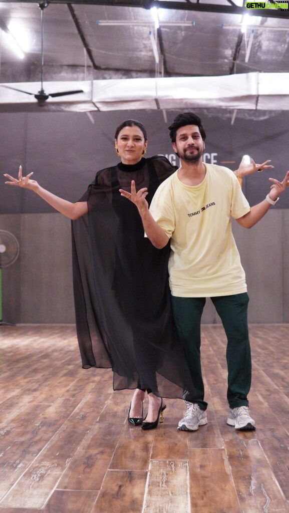 Aastha Gill Instagram - Guess who popped by for a COLLAB class ?! 😬 @aasthagill X @atulbigdance Pop Up class on KYU 🎵 at @bigdancecentre 📍 Judging by the immense love and mad energy in class, it’s safe to say that Aastha is also a Contemporary teacher now ! 👸 Aastha can I now do a singing cameo in your next song ? 😂 🧡 : @bluprint.inc @sweta_ojha2020 @dhruvwadhwa88 @bhavyeahanand @namaslay01 Shot & Edit 🎥 : @shreysawant_94 @gairikduttapaul #kyu #aasthagill #atuljindal #atulbigdance #bigdancecentre #bigdance #bdc #dance #danceclass #danceworkshop