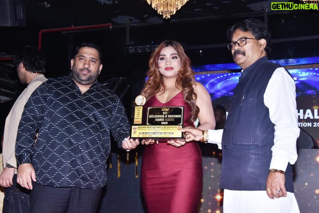 Aayushi Jaiswal Instagram - Dadasaheb Phalke Icon Award For Ott Influencer 2024 mila hai mujhe ap logo ke support aur pyar ke wajay se 🙏🏻🙏🏻
