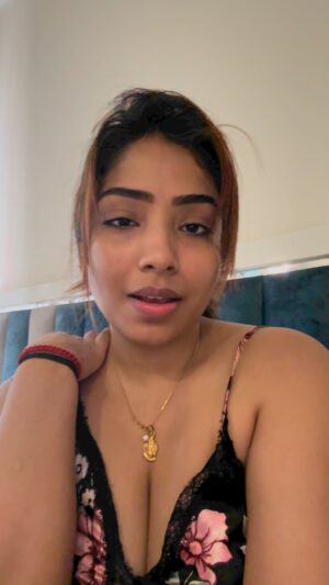 Aayushi Jaiswal Instagram - Comment karo jaldi kya carry karu