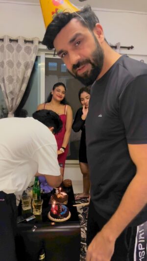 Aayushi Jaiswal Instagram - Dekho birthday ki raat hamare sath 🎉🎉🥰🥳 🎂