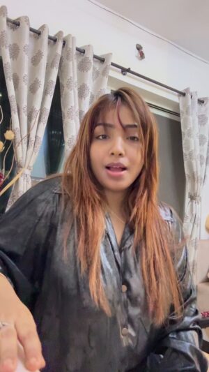 Aayushi Jaiswal Instagram - Chalo dekhte hai phele order kya aaya h event mein janne ke liye 👗 🛍️ 💄