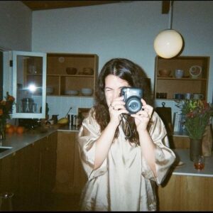 Abbi Jacobson Instagram - 🙋🏻‍♀️