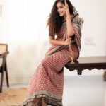 Abhirami Venkatachalam Instagram - காதல் Shoot series by the lovely team Makeup - @pavihairandmakeup Hair- @mani_stylist_ Saree- @kaarigai.sarees Jwellery- @littlefingers_bridal_jewellery Photography- @photoinfinity.ch