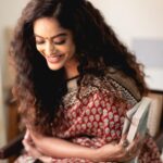 Abhirami Venkatachalam Instagram - காதல் Shoot series by the lovely team Makeup - @pavihairandmakeup Hair- @mani_stylist_ Saree- @kaarigai.sarees Jwellery- @littlefingers_bridal_jewellery Photography- @photoinfinity.ch