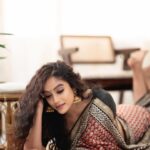 Abhirami Venkatachalam Instagram - காதல் Shoot series by the lovely team Makeup - @pavihairandmakeup Hair- @mani_stylist_ Saree- @kaarigai.sarees Jwellery- @littlefingers_bridal_jewellery Photography- @photoinfinity.ch