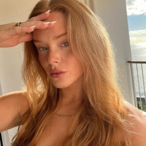 Abigail Cowen Instagram - can only go in the sun like once a year so naturally i take lots of pics to savor the rare occasion. :’) 👩🏻‍🦰💋😘