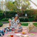 Acha Sinaga Instagram – Gemeessssh banget koleksi UNIQLO terbaru ini bisa kembaran juga sama si Kecil untuk outfit kita jalan-jalan keluar rumah atau santai di rumah aja. Bisa distyling-in pake motif yg sama atau tabrak pattern kaya aku gini. Udah bisa dipesen online atau langsung pilih-pilih di store @uniqloindonesia dan UNIQLO.COM mulai hari ini Gengg 🌸 
#UNIQLOxMarimekko 
#UNIQLOINDONESIA